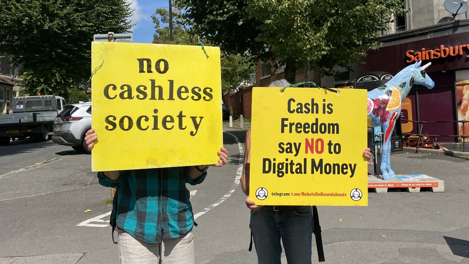 Fantasma viitorului fără cash. Banii digitali, calul troian al Marii Resetări
