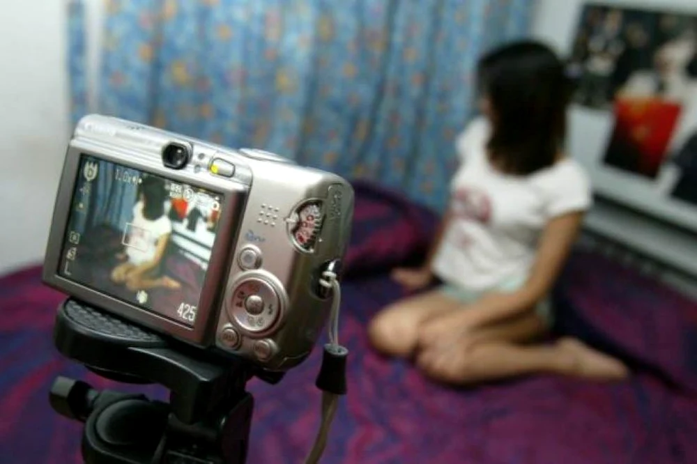 Fată de 14 ani arestată preventiv pentru pornografie infantilă, viol asupra unui minor și șantaj
