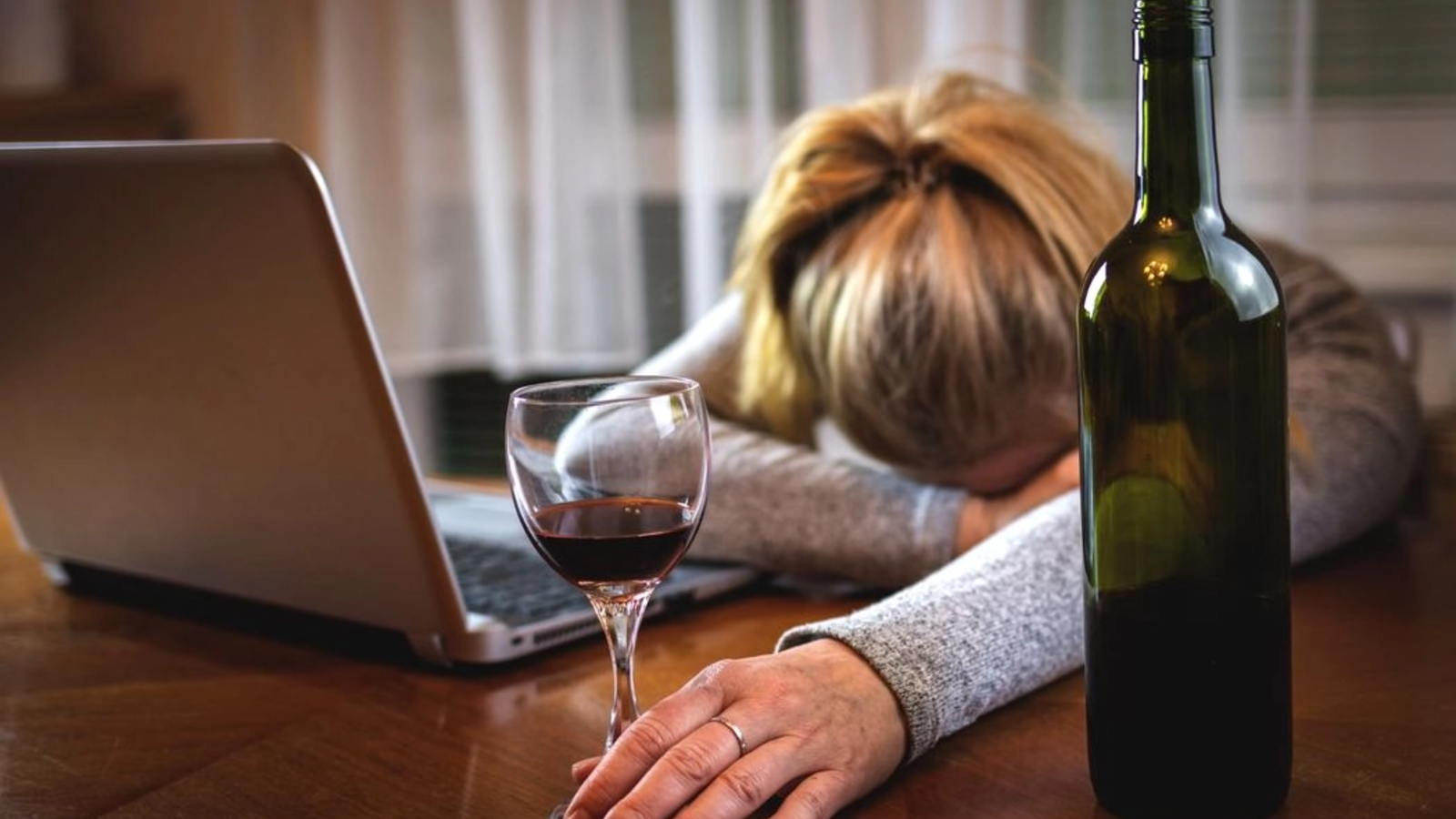 Femeile reacționează diferit la alcool față de bărbați: Același număr de pahare, efecte complet diferite
