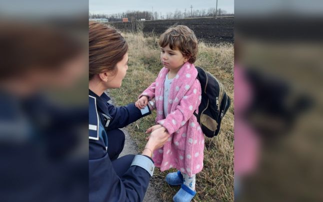 Fetiţă de trei ani, în haine de casă şi cu ghiozdan în spate, găsită de poliţişti pe marginea unui drum din Buzău