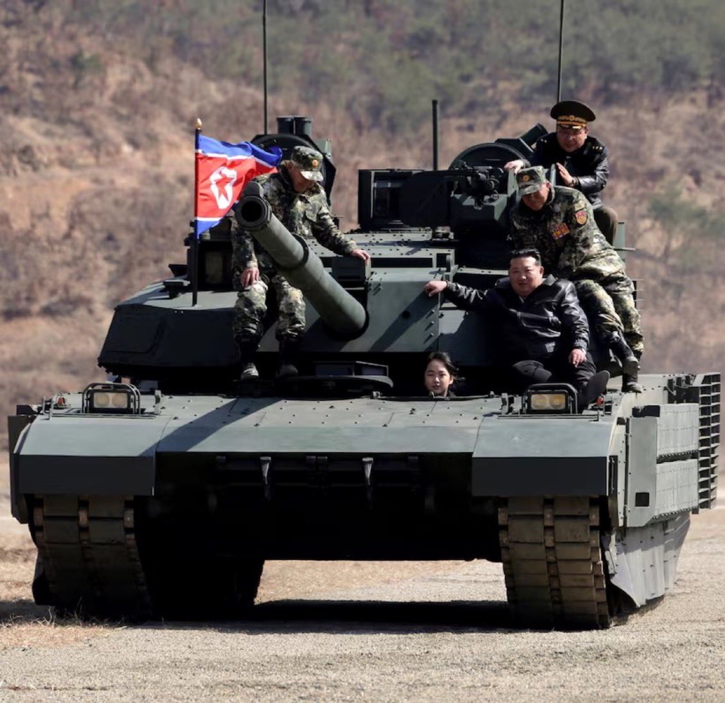 Fiica de 13 ani a dictatorului Kim Jong Un e prezentată conducând un tanc de luptă