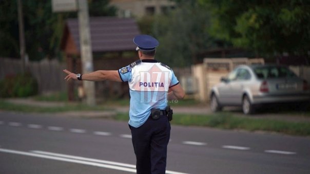 Filmat in direct in momentul in care i-a dat plicul cu bani unui politist din Iasi! Totul a pornit de la o simpla oprire in trafic!