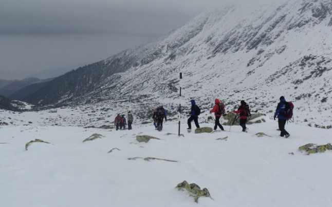 Filmul evenimentelor: Cum s-au salvat alpiniştii daţi dispăruţi în Retezat. 50 de oameni i-au căutat prin viscol