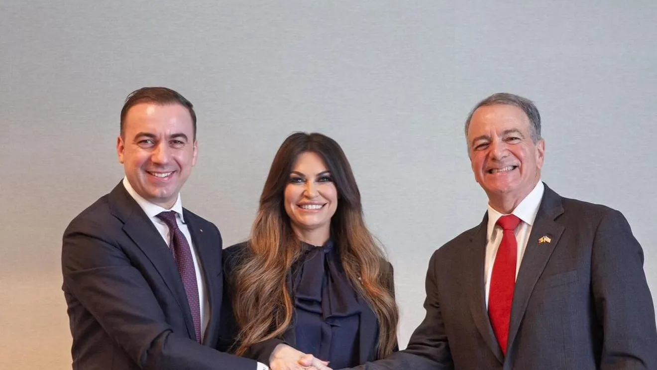 Financial Times a confirmat din surse sigure declarația lui Kimberly Guilfoyle referitoare la căderea Guvernului Bolojan: „Putem face asta în orice țară vrem. Putem face asta și aici