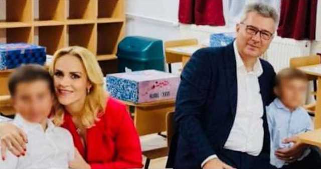 Firea şi Pandele au intrat în clasă cu fiii lor fără măşti pe faţă. Reacţia primarului PSD