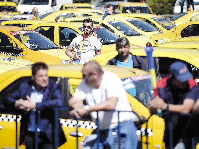 Firea le ia taximetriştilor subiectele de discuţie: politică, religie şi sex