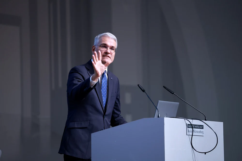 Firma fondată de ministrul Dragoș Pîslaru, contracte de milioane de lei cu MIPE în timpul mandatului său
