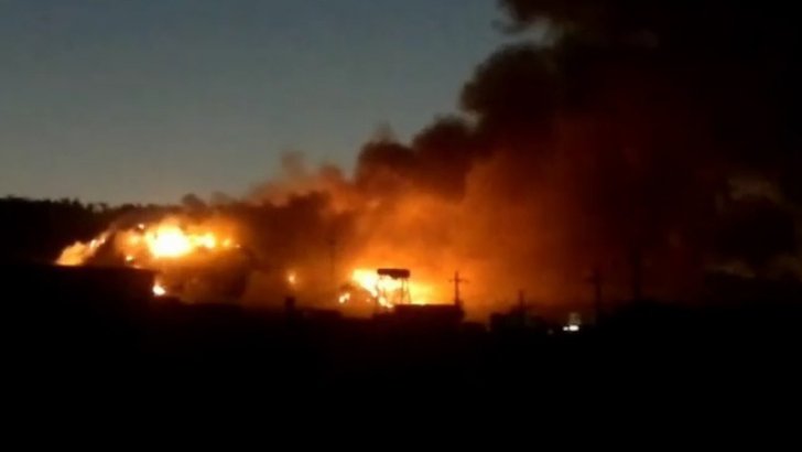 Flăcări de zece metri în Buzău. Sute de tone de furaje, mistuite de foc
