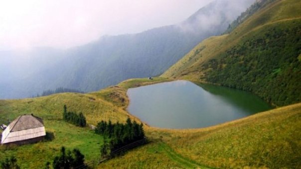 Foarte putina lume a auzit de acest lac legendar din Romania. Se spune acolo isi aruncau oamenii averile de frica invadatorilor