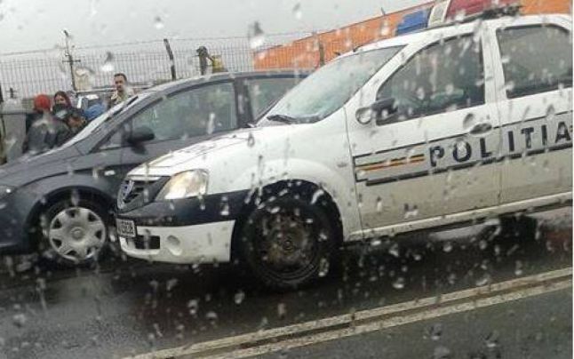 Focuri de armă trase de poliţişti pentru a prinde un şofer care a refuzat să oprească la semnal
