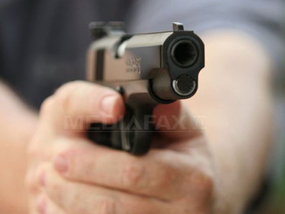 Focuri de arma în Bucureşti. Un bărbat a fost împuşcat de poliţişti, după o somaţie în trafic