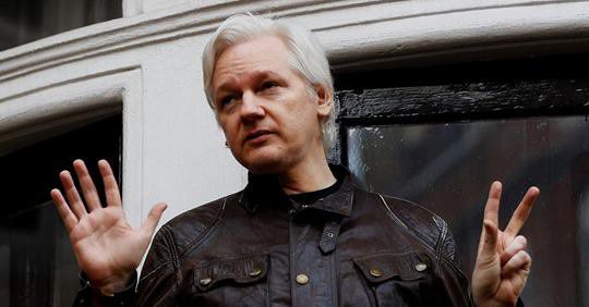 Fondatorul WikiLeaks, Julian Assange, a fost arestat. Metoda prin care polițiștii au intrat în ambasadă