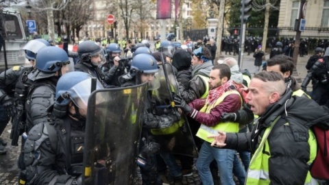 Forţele de ordine din Franţa vor fi echipate cu camere video portabile în timpul protestelor