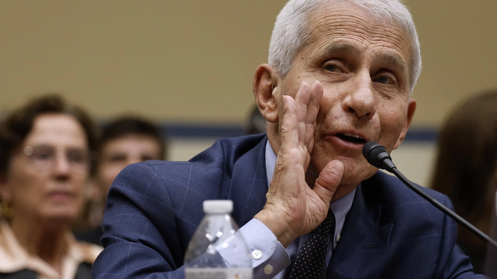 Fost consilier al lui Anthony Fauci recunoaște că a încercat să ascundă documente despre finanțarea cercetărilor COVID-19
