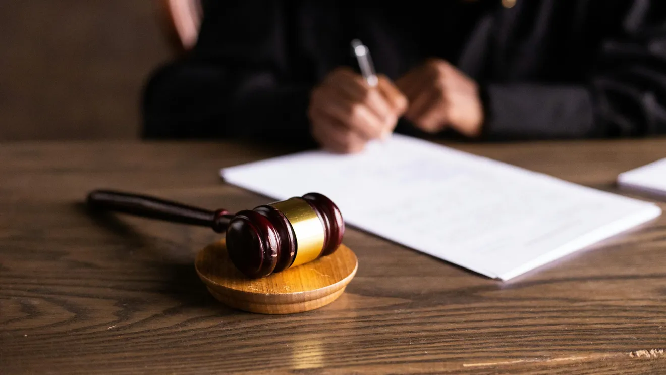 Fost șef al Protecției Copilului Ilfov, condamnat prea blând după ce a transmis ilegal familiei unui violator mărturia unei victime minore din dosar