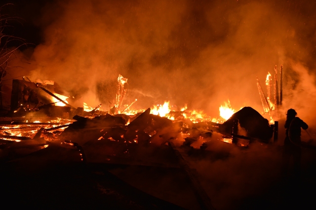 Fostă fabrică de mobilă din Târgu Neamţ distrusă de un incendiu