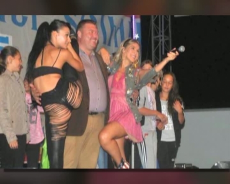 FOTO. Primar din Hunedoara, în ipostaze obscene alături de dansatoare sexy