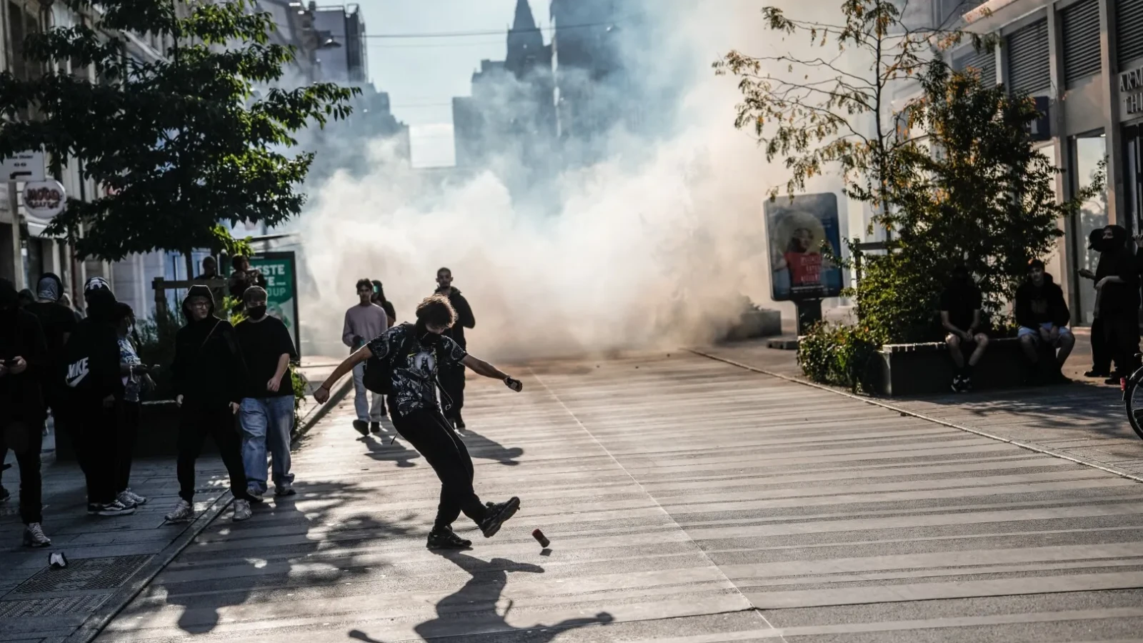 Franța se pregătește de un nou șoc: Se anunță proteste și mai puternice în următoarele zile și Guvernul mobilizează forțe impresionante de poliție
