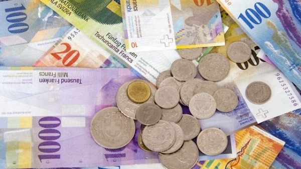 Francul elveţian ar putea sa scadă sub pragul critic de 4 lei