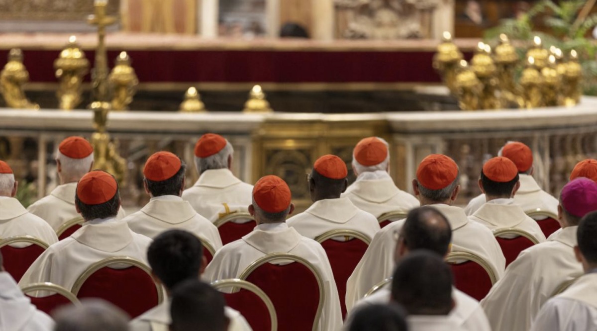 Fum negru in prima zi a Conclavului de la Vatican - Cele patru nume care se luptă pentru a fi ales noul Papă