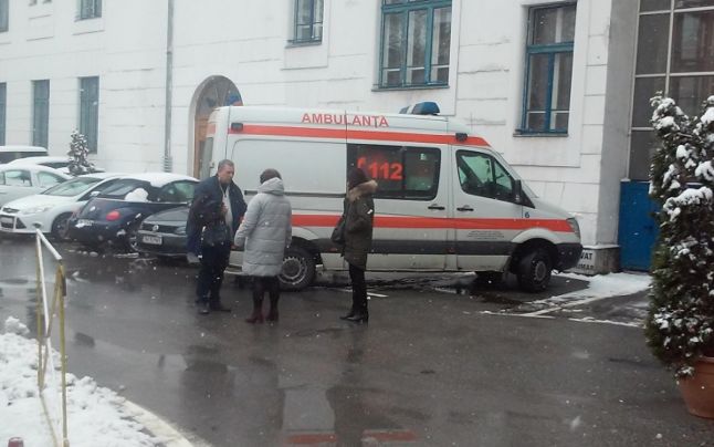 Funcţionară luată de ambulanţă după ce a aflat că îi va scădea salariul de bază la 5.000 de lei