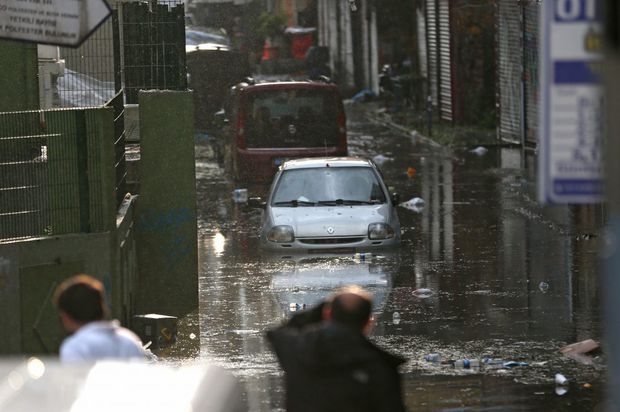 Furtună violentă la Istanbul: zece persoane au fost rănite şi traficul a fost paralizat