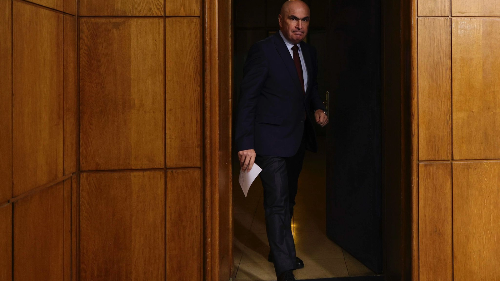 Furtuna perfectă în politică: Ce se întâmplă dacă premierul Bolojan se agață de funcție după retragerea PSD și perioada de interimat
