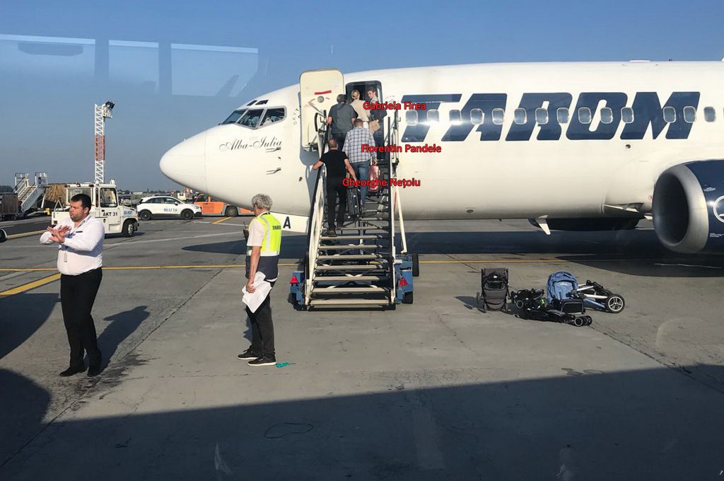 Gabriela Firea împreună cu soţul şi prietenii au fost bagati în faţă la îmbarcarea pe aeroport