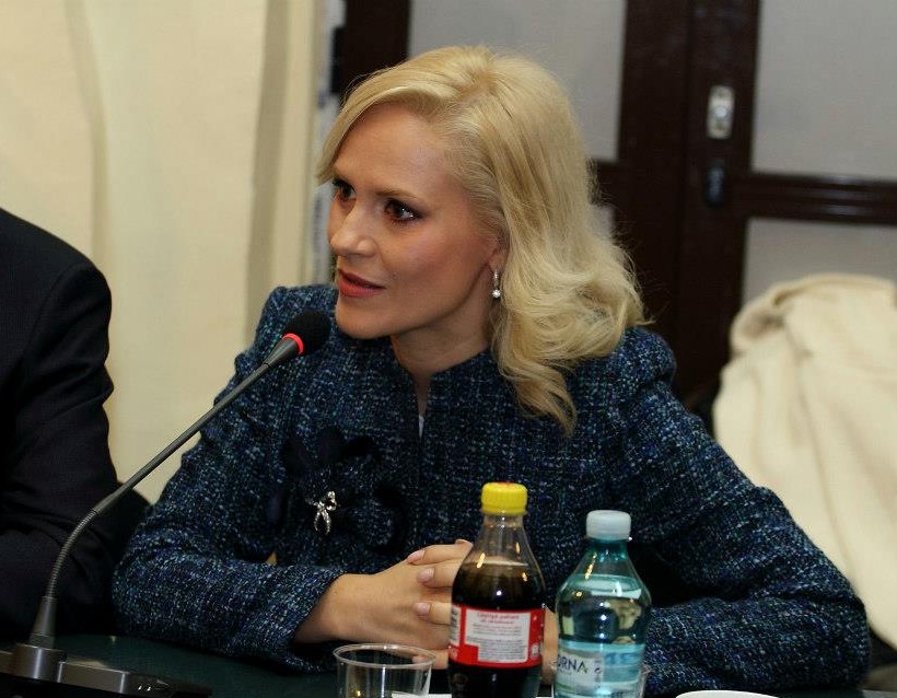 Gabriela Firea vrea sa-i ia bani prin mediere lui Traian Băsescu
