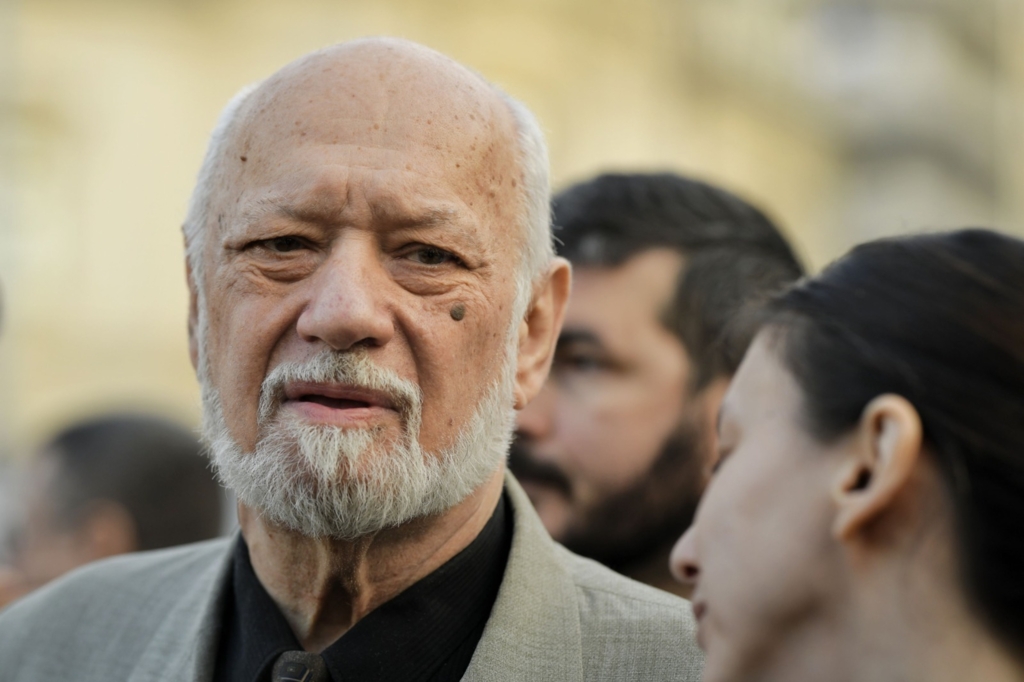 Gelu Voican Voiculescu și-a dat în judecată fiica: el susține că i-a vândut fictiv un conac ca să scape de executare și ea l-a vândut mai departe fără să-i plătească nimic
