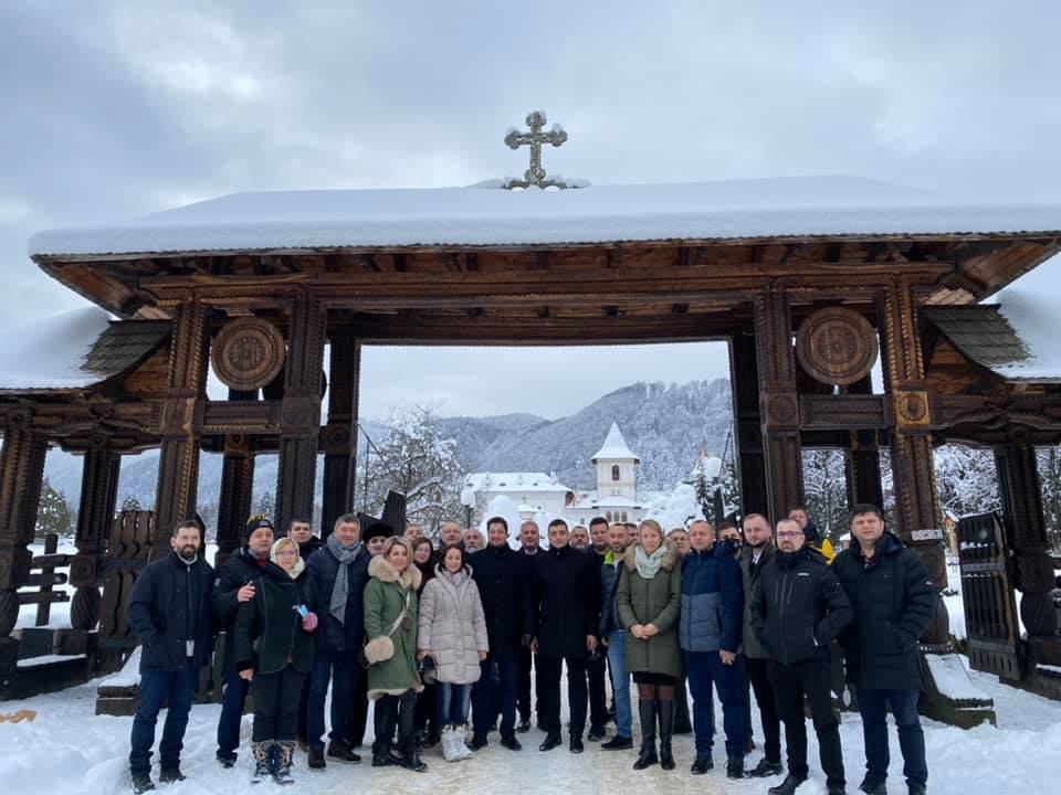 George Simion (AUR) a defilat fara masca, impreuna cu 30 de persoane, in fata unei manastiri din Brasov.