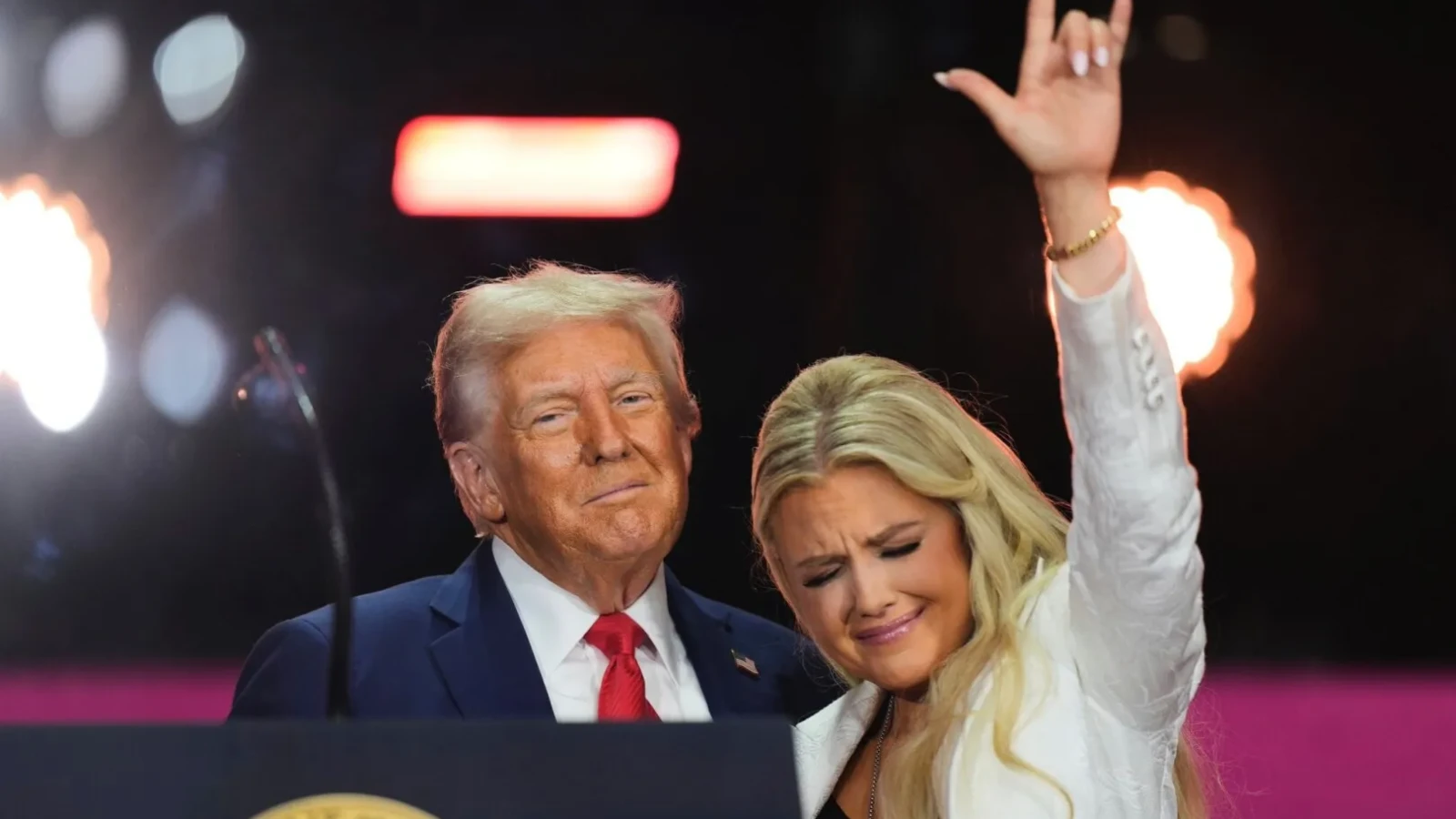 Gestul controversat făcut de Erika Kirk după ce l-a îmbrățișat pe Donald Trump l-a bulversat până si pe Grok AI