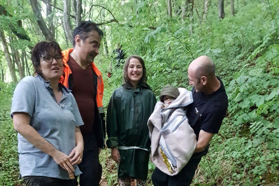 Gestul eroic al unei fetiţe de 11 ani, după ce mama şi frăţiorul ei au căzut într-o râpă