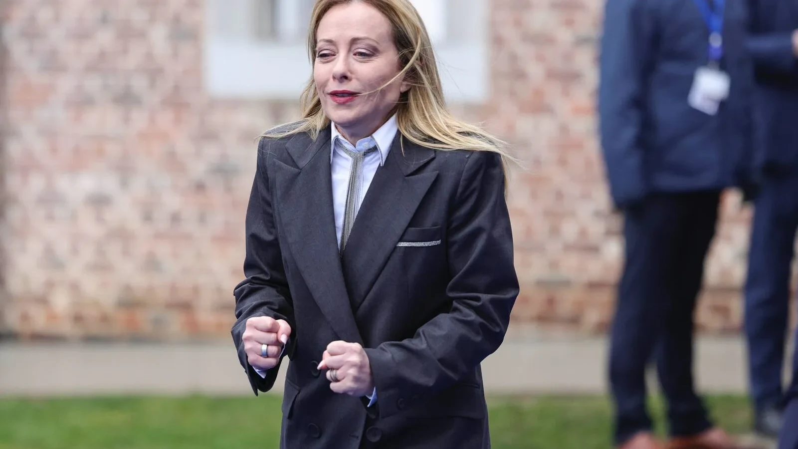 Giorgia Meloni vrea să schimbe denumirea unității de măsură a tensiunii electrice
