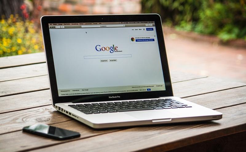 Google suspendă transcrierea înregistrărilor vocale în Europa