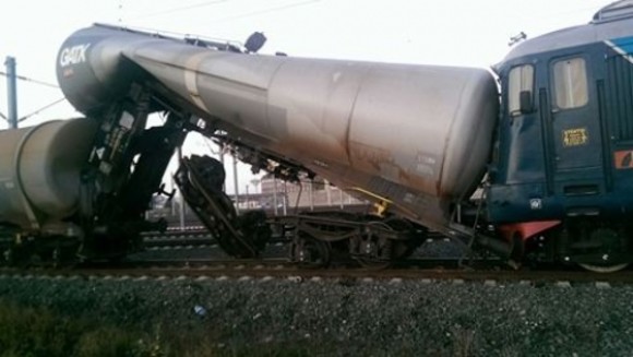 Grav accident feroviar în Arad. Mai multe vagoane cu motorină, lovite de o locomotivă