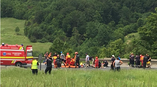 Grav accident la Braşov, soldat cu 4 morţi şi 22 răniţi, după ce autocarul în care se aflau s-a răsturnat