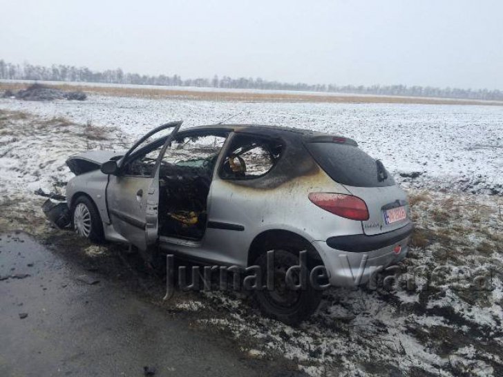 Grav accident pe DN2, în această dimineață. Ciocnire frontală, o mașină a luat foc
