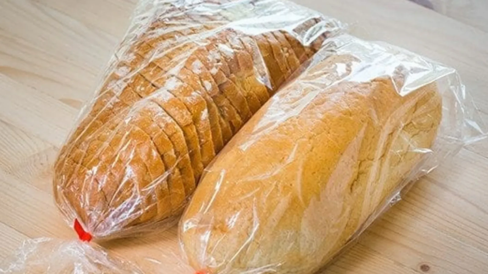 Greșeala pe care o fac aproape toți: de ce pâinea nu trebuie ținută în pungă
