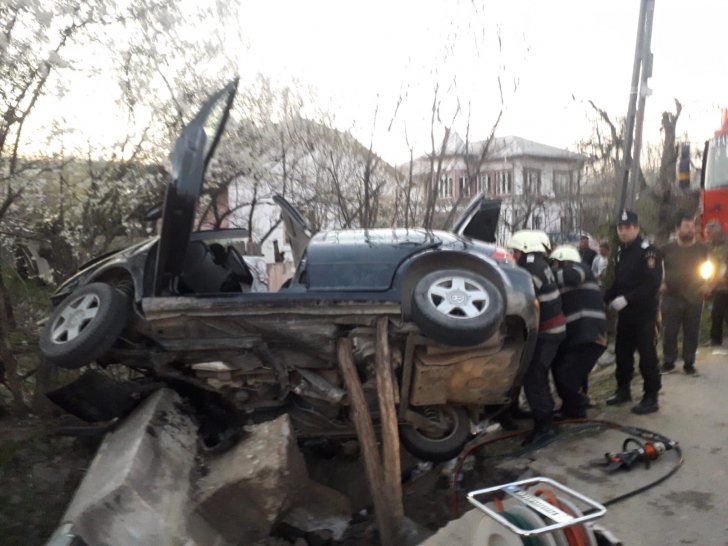 Groaznic accident. Mașină zdrobită de un pod, în Vâlcea. Doi morți, inclusiv un copil de 4 ani