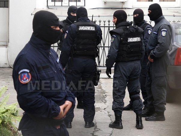 Grupare specializată în furturi din locuinţe şi societăţi comerciale, destructurata de poliţişti