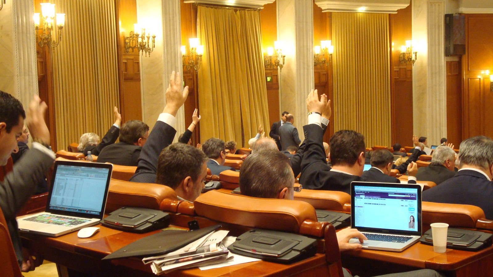 Grupul UNPR din Senat a fost desfiinţat. Demisiile senatorilor progresişti continuă