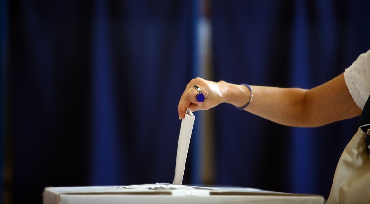 Guvernul a adoptat normele de aplicare a Legii votului prin corespondenţă