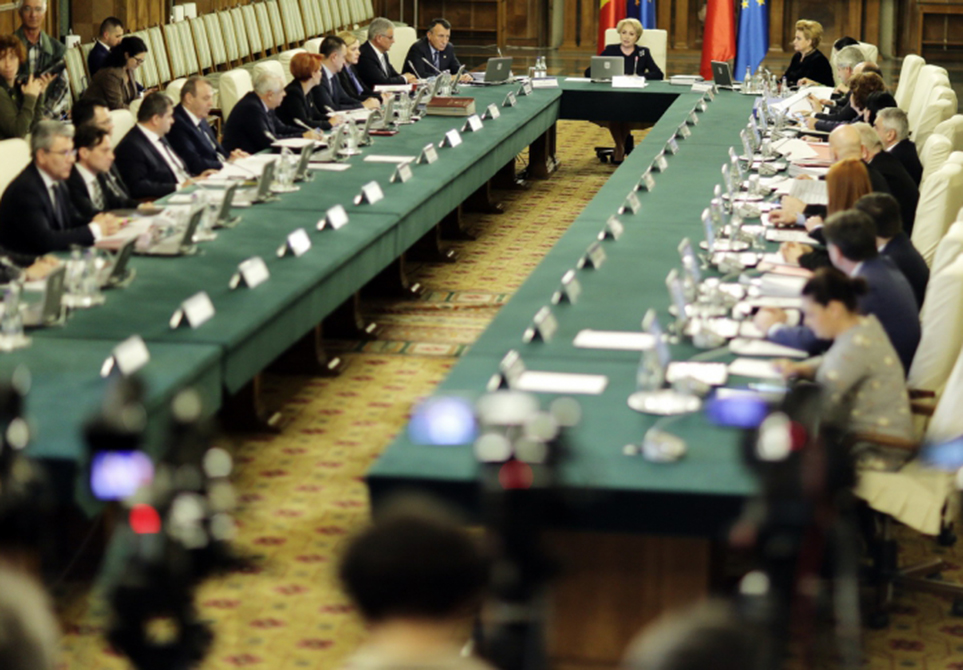 Guvernul a aprobat OUG privind măsuri pentru protejarea veniturilor unor categorii de salariați