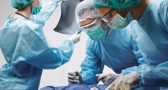Guvernul a stabilit noi tarife. Un medic primar cu vechime va lua 1.200 lei pentru o gardă în weekend