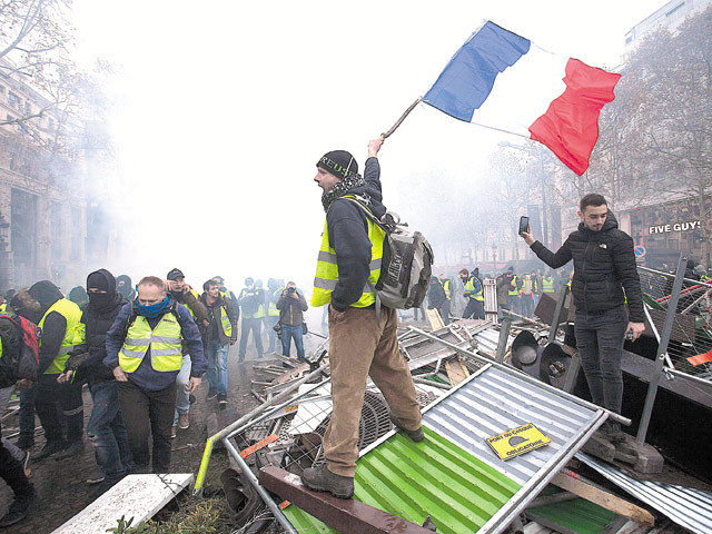 Guvernul francez va renunţa la majorarea taxei pentru carburanţi după protestele violente din ţară