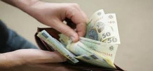 Guvernul ia tot mai mult din banii angajaţilor: decalajul dintre salariile brut şi net a crescut