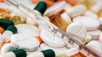 Guvernul lasă bolnavii cronici să moară cu zile. Disperați, oamenii cumpără medicamente contrafăcute de pe internet