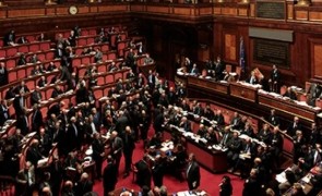 Guvernul Meloni revine la banii cash: Se intenționează ridicarea plafonului de plăți în numerar de la 2000 la 10.000 de Euro