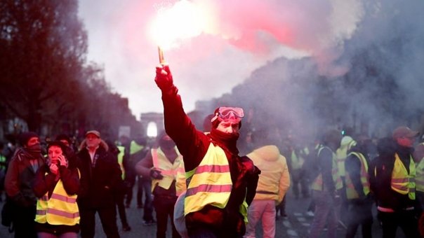 Haos in Franta! Sute de persoane retinute si zeci de mii de politisti scosi pe strada